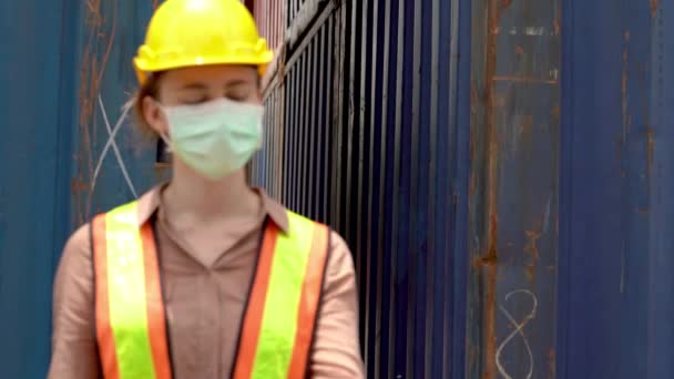 Vrouw Werknemer Masker Gezicht Het Gebruik Van Maatregelen Temperatuur Met — Stockvideo