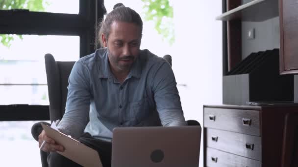 Business Man Had Video Conference Present Hand Laptop Relaxing Arm — Stock Video