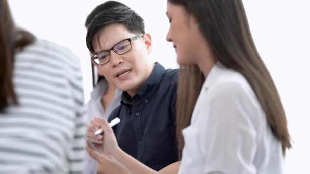 Leader Homme Affaires Les Jeunes Femmes Asiatiques Personnes Réunissant Dans — Video