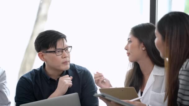 Líder Hombre Negocios Joven Mujer Asiática Personas Que Reúnen Espacio — Vídeo de stock