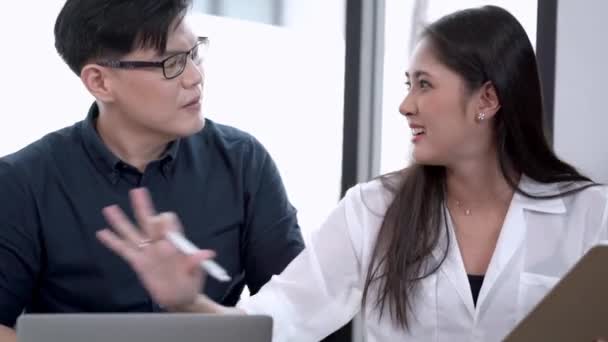 Asyalı Erkek Kadın Sunum Için Akıllı Tablet Cihazıyla Çalışmaktan Bahsediyorlar — Stok video