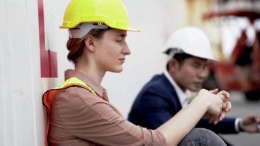 İşçi kadın işçi işten sonra açık depo fabrikasında dinleniyor. Çalışan endüstri çalışanı kavramı.