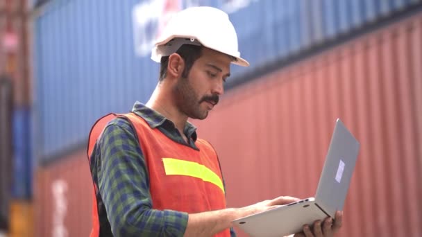 Uomo Lavoratore Sta Controllando Notebook Portatile Guardando Intorno Spedizione Container — Video Stock