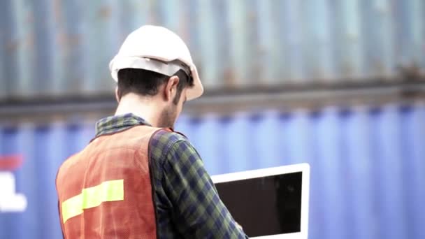 Uomo Lavoratore Sullo Sfondo Trasporto Container Magazzino All Aperto Parlando — Video Stock