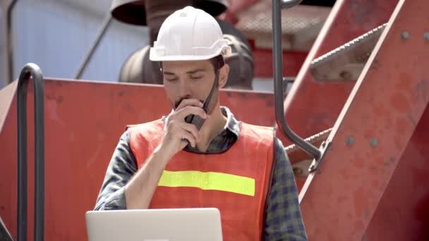 Trabajador Del Hombre Fondo Del Envío Aire Libre Del Envase — Vídeos de Stock