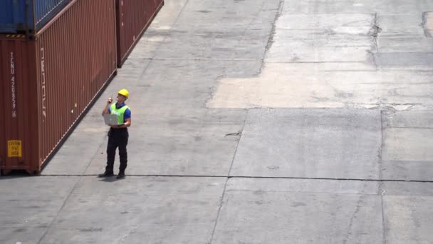 Fabrieksarbeider Loopt Checkt Straat Met Containerschip Man Werkt Magazijn Heavy — Stockvideo