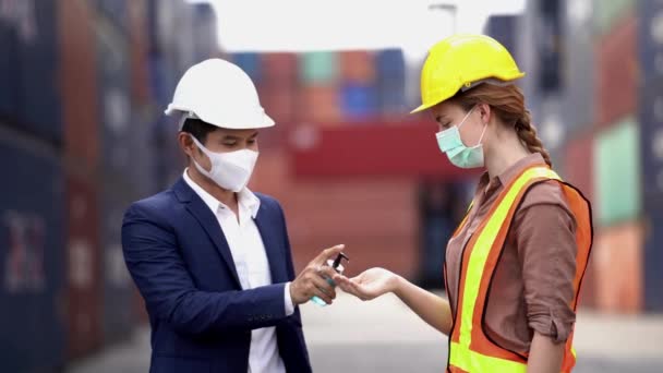 Деловые Люди Работники Фабрики Носят Медицинскую Маску Защитную Ткань Используя — стоковое видео