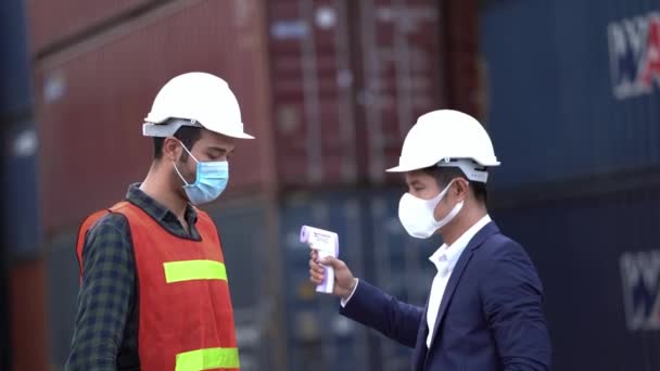 Operaio Maschera Medica Attrezzatura Uso Del Panno Sicurezza Misura Temperatura — Video Stock