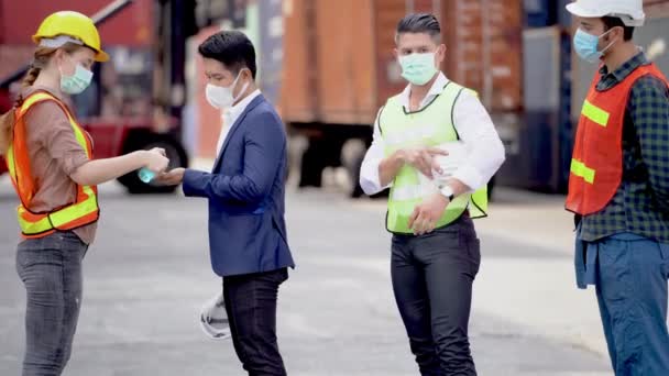 Fabriek Vrouw Werknemer Een Gezicht Medisch Masker Veiligheid Jurk Met — Stockvideo