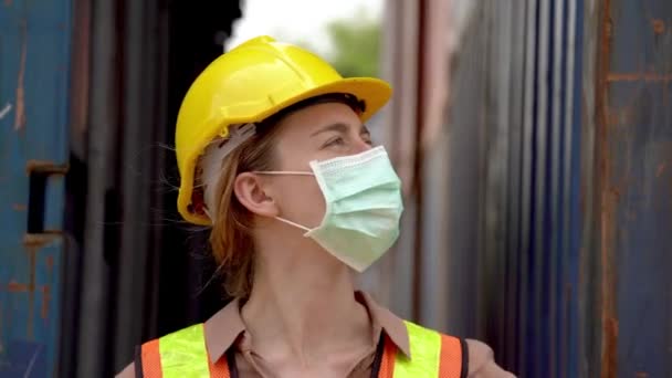 Arbeiter ziehen Schutzmaske und Schutzhelm aus und tragen im Outdoor-Lager grüne reflektierende Schutzanzüge. Konzept der Sicherheitsbranche Arbeiter in Betrieb.