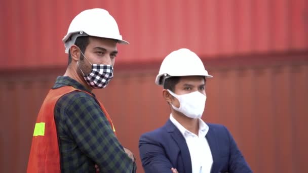 Arbeiter tragen Schutzmaske Gesicht und Schutzhelm in Outdoor-Lagerhalle Fabrik. Konzept der Sicherheitsbranche Arbeiter in Betrieb.
