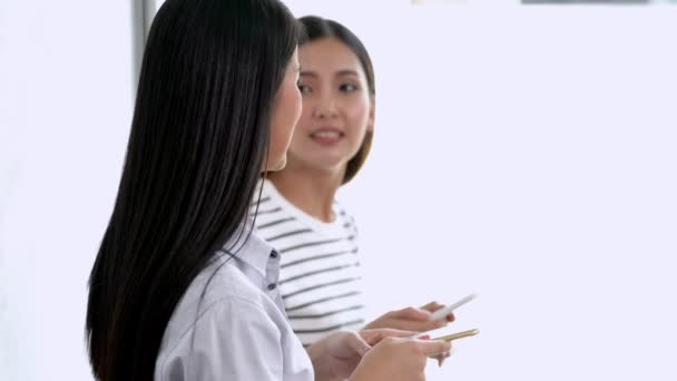 Dos Asiático Damas Divertirse Hablar Celebración Teléfono Inteligente Fondo Blanco — Vídeos de Stock