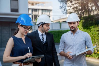 İş Mühendisleri Yenilenebilir Enerji Çalışması İçin Yenilikçi Daha Verimli Güneş Paneli Bataryası Kavramını Buluştu. Dış mekanda fotovoltaik hücre modülü testleri için toplanan uzmanlar.
