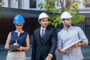 İş Mühendisleri Yenilenebilir Enerji Çalışması İçin Yenilikçi Daha Verimli Güneş Paneli Bataryası Kavramını Buluştu. Dış mekanda fotovoltaik hücre modülü testleri için toplanan uzmanlar.