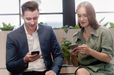 İş adamı ve kadın biriyle cep telefonu kullanıyor..