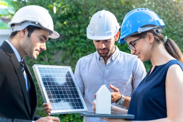 İş Mühendisleri Yenilenebilir Enerji Çalışması İçin Yenilikçi Daha Verimli Güneş Paneli Bataryası Kavramını Buluştu. Dış mekanda fotovoltaik hücre modülü testleri için toplanan uzmanlar.