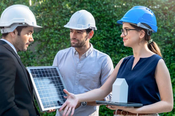 Ingenieros Negocios Que Cumplen Con Innovador Concepto Batería Panel Solar —  Fotos de Stock