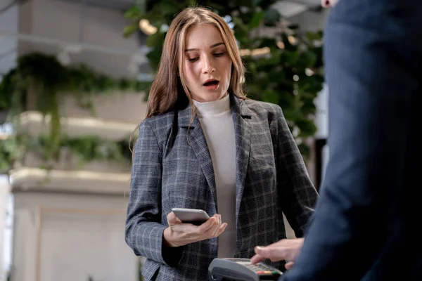 Cliente Mulher Segurando Telefone Inteligente Para Procurar Compra Balcão Conceito — Fotografia de Stock