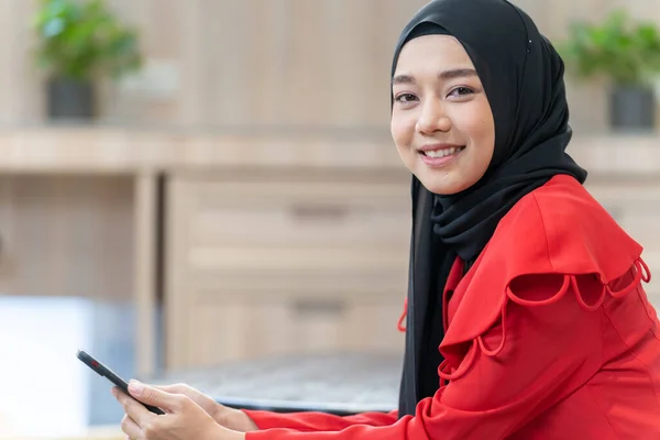 Cara Feliz Mujer Musulmana Vestido Rojo Con Teléfono Inteligente —  Fotos de Stock