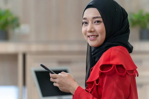 Rosto Feliz Mulher Muçulmana Vestido Vermelho Com Smartphone — Fotografia de Stock