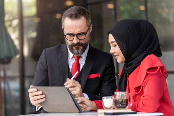 Homem Sênior Terno Negócios Inteligente Falando Com Mulher Islâmica Mesa — Fotografia de Stock