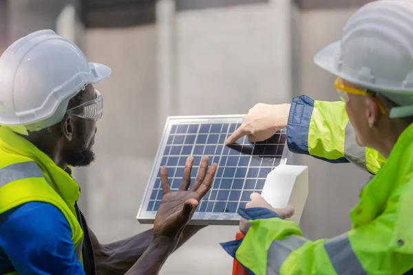 Fábrica Trabalhador Técnico Engenheiro Homens Mostrando Verificando Painel Células Solares — Fotografia de Stock