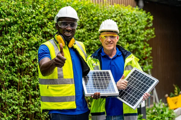 Robotnik Fabryka Inżynier Mężczyźni Pokazując Sprawdzając Panelu Ogniw Słonecznych Dla — Zdjęcie stockowe