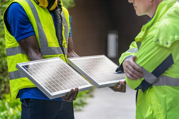 工場労働者技術者男性持続可能な技術のための太陽電池パネルの表示とチェック コンセプト施工太陽光発電パネル再生可能エネルギー — ストック写真