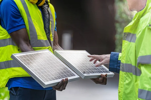 工場労働者技術者男性持続可能な技術のための太陽電池パネルの表示とチェック コンセプト施工太陽光発電パネル再生可能エネルギー — ストック写真