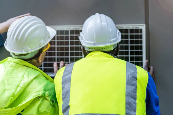 Fábrica Trabalhador Técnico Engenheiro Homens Mostrando Verificando Painel Células Solares — Fotografia de Stock