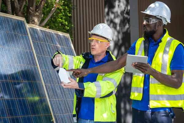 Pracownik Fabryki Inżynier Ludzie Pokazując Sprawdzając Panelu Ogniw Słonecznych Dla — Zdjęcie stockowe