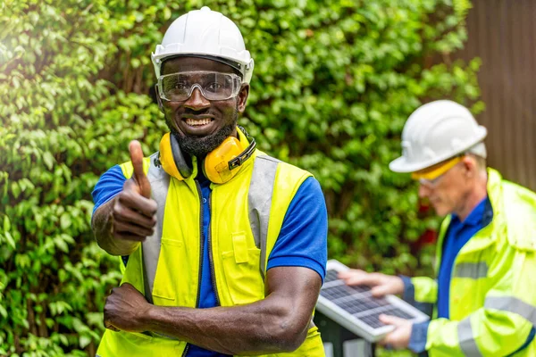 Ingegnere Tecnico Operaio Uomo Piedi Fiducia Con Abito Suite Lavoro — Foto Stock