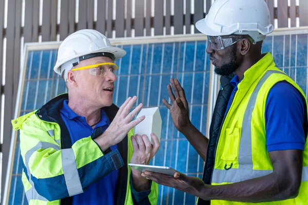 チーム工場労働者技術者男性持続可能な技術のためのモデル構築と太陽電池パネルの表示とチェック コンセプト施工太陽光発電パネル再生可能エネルギー — ストック写真