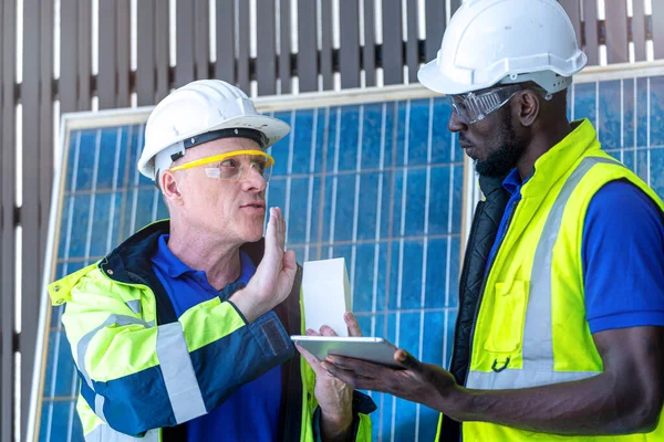 Equipo Técnico Trabajador Fábrica Ingeniero Hombres Mostrando Comprobando Construcción Modelos —  Fotos de Stock