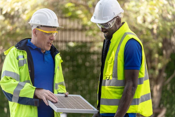 Robotnik Fabryka Inżynier Ludzie Sprawdzanie Panelu Ogniw Słonecznych Dla Zrównoważonej — Zdjęcie stockowe