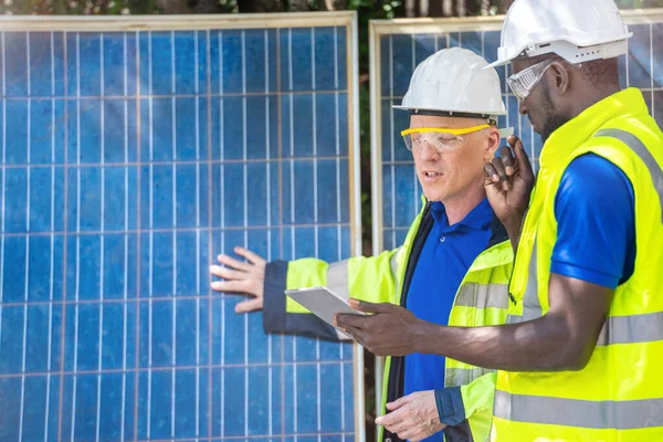 Fábrica Trabalhador Técnico Engenheiro Homens Mostrando Verificando Painel Células Solares — Fotografia de Stock