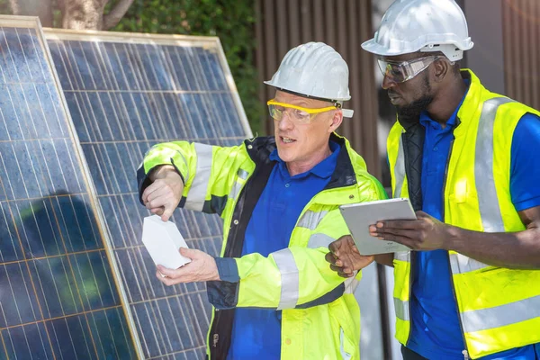 Ingeniero Técnico Trabajador Fábrica Hombres Mostrando Comprobando Panel Células Solares —  Fotos de Stock