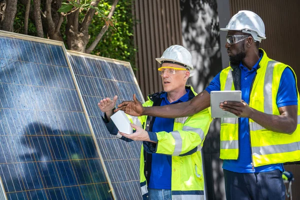 Fábrica Trabalhador Técnico Engenheiro Homens Mostrando Verificando Painel Células Solares — Fotografia de Stock