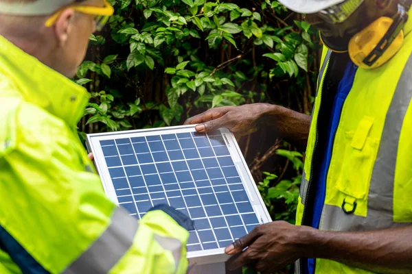 Fábrica Trabalhador Técnico Engenheiro Homens Verificando Painel Celular Solar Para — Fotografia de Stock