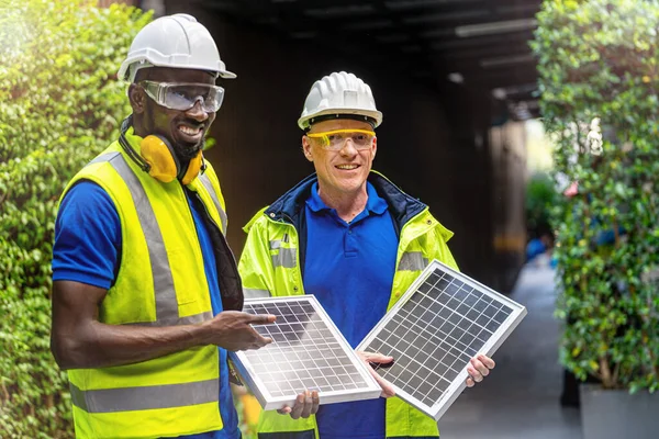 Ingeniero Técnico Trabajador Fábrica Hombres Mostrando Comprobando Panel Células Solares —  Fotos de Stock