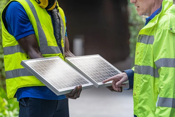 Fábrica Trabalhador Técnico Engenheiro Homens Mostrando Verificando Painel Células Solares — Fotografia de Stock