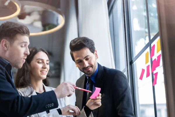 Empresários Brainstorming Colocando Notas Pegajosas Parede Janela Vidro Escritório Concept — Fotografia de Stock