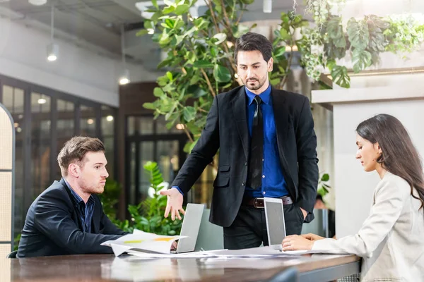 Homem Negócios Equipe Brainstorm Reunião Mesa Escritório Conceito Chefe Colega — Fotografia de Stock