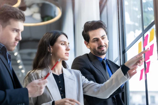 Empresários Brainstorming Colocando Notas Pegajosas Parede Janela Vidro Escritório Concept — Fotografia de Stock