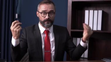 Dizüstü bilgisayarı olan genç iş adamı
