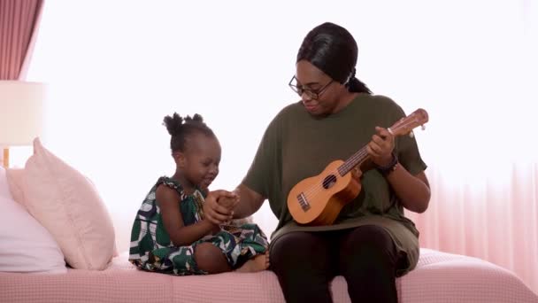 Gelukkig Familie Afrikaanse Moeder Kind Zingen Spelen Gitaar Samen Terwijl — Stockvideo