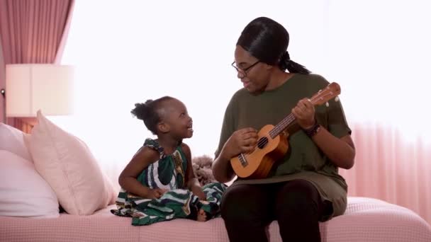 Paar Moeder Kind Gelukkig Familie Afrikaans Zingen Gitaar Spelen Samen — Stockvideo