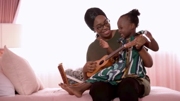 Pár Matka Dítě Šťastný Rodina Africký Zpěv Hraní Kytaru Spolu — Stock video