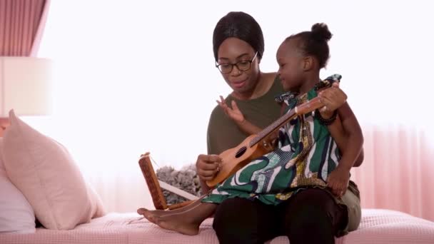Pareja Madre Niño Feliz Familia Africana Cantando Tocando Guitarra Juntos — Vídeos de Stock