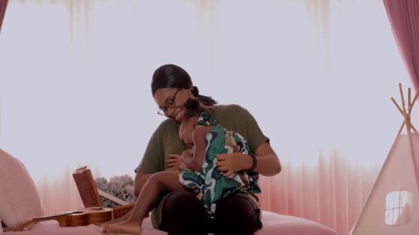 Mutlu Afrikalı Anne Yatak Odasında Çocuğuyla Sarılıp Oynuyor Bekar Anne — Stok video